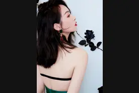 宋茜黛绿烟波礼服秀身材，红唇细肩带复古优雅，后背太亮眼图片