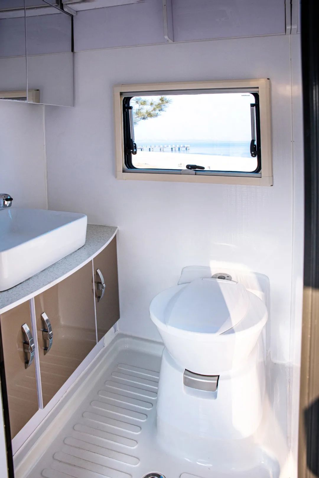 国产拖挂式房车那家强_中国房车市场自行式房车拖挂式房车增长 康派斯CS36越野拖挂房车参数配置