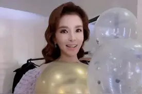 主持人朱迅主持花絮曝光，礼服打扮仙气，助理帮提裙摆一姐范十足图片