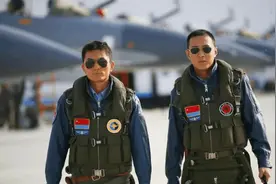 战机飞行员贵为天之骄子，每月工资能拿多少？难怪几万人抢着当图片