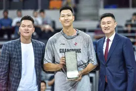 朱芳雨和易建联愿意留在广东队的原因在于广东队老板吴迪图片