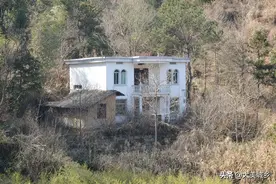 村民出外打工20年，常年不回家，看为啥把楼房建在深山中图片
