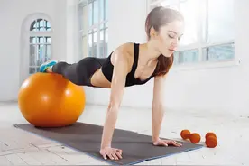 女生健身撸铁的好处你知道哪些吗？还在惧怕做力量训练吗？图片