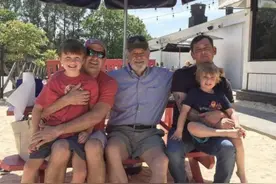 百年家族没有一个女宝，当第一个女儿出生，家人的庆祝方式很男人图片