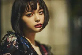 日本模特面无表情走秀，当她摘掉帽子那一刻，让人移不开眼图片