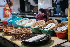 外媒曝光挪威三文鱼“养殖罪恶”，多家法国大型超市下架相关商品图片