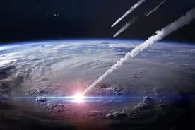 2013年陨石撞击地球毁灭事件，在空中离奇解体？是谁在保护地球？图片