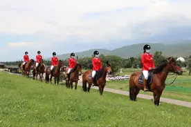 女子骑警队——那拉提景区一道靓丽的风景线图片