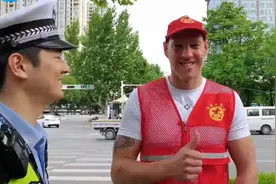 外国友人渭南街头当志愿者，曾因骑车不戴头盔逆行被拦图片