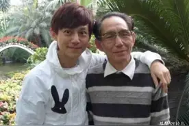 何炅父子麻烦缠身，儿子收礼风波未平，79岁父亲又被曝成老赖图片