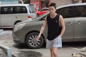 王栎鑫敷着面膜大街上乱窜，被曝街头抽烟还吐痰，状态悠闲自在图片