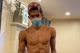 看似身材单薄的后卫，实则暗藏肌肉！库里身材出乎意料图片