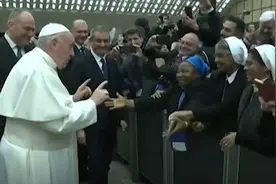 我太难了！修女求罗马教皇亲吻祝福，教皇：你不咬我我就亲你