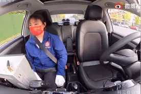 四川成都：科目三考试车内上演无声小品！安全员真的尽力了图片