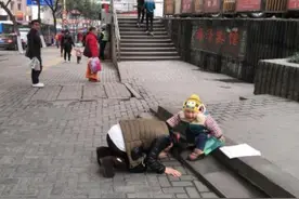 9岁儿子“逼迫”妈妈下跪1小时，后发朋友圈炫耀，溺爱伤人伤己图片