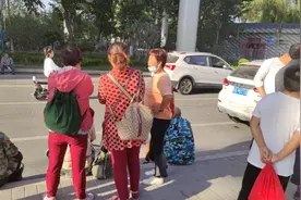 女农民工们守在西安某桥下，她们在等待什么图片