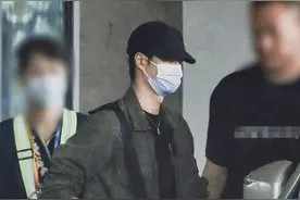 王一博当完志愿者，现抵达上海录新综艺，95后上班路透有点帅图片