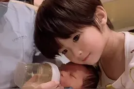 姜潮晒儿子宠妹日常，2岁丹尼尔对妹妹又亲又抱，秒变小暖男图片