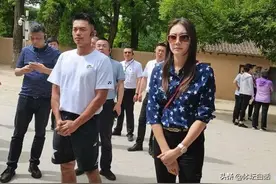 林丹全家出游，5岁儿子继承妈妈大长腿，2个细节体现谢杏芳高情商图片