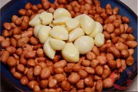 花生米加一把大蒜，比水煮简单，比油炸健康，一口下去嘎嘣脆图片