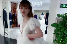 主持人万蒂妮和老公在外滩拍婚纱照，俩人准备要二胎前的留念图片