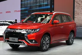 三菱四驱版欧蓝德，标配6气囊，自吸引擎有192马力，越野无压力图片