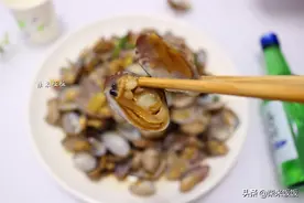 花蛤吐沙，只放盐太慢了！多两步，吐得又快又干净图片