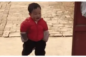 “厚脸皮宝宝”火了，大摇大摆去邻居家蹭吃，网友：蹭饭专业户图片