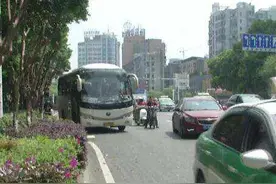 长途班车霸占九江一公交站台好几年，市民：要到马路上才能上车图片