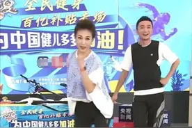 央视主持李梓萌罕现身，土味红袜不掩气质，大高个快赶上尼格买提图片