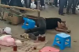 江湖“郎中”卖蛇药，为证药效被自带眼镜蛇王咬伤身亡图片