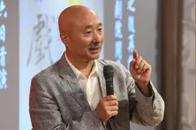 陈佩斯与儿子拍摄视频，公开豪宅装修，大家却被桌上的饭菜吸引图片