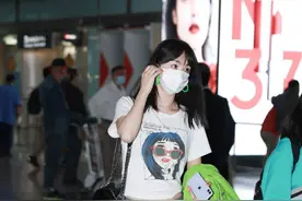 李菲儿柯基臀成名后更会穿，西装裤配露腰T恤，机场变时髦辣妹图片