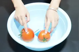 西红柿不要只用清水洗，教你两招，脏东西全部泡出来视频封面