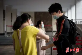 高一高二复学，老师口罩上写了一个字…… | 图集图片