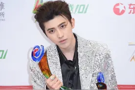 蔡徐坤一袭银色西装波光粼粼，彰显潮流态度图片