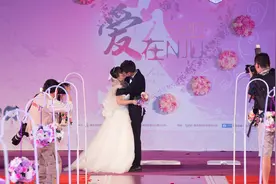 “喂，请喝茶”婆婆给10块改口费骂新娘没教养，反被儿子赶下台图片