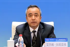 新疆维吾尔自治区代主席上任图片