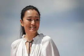 巩俐气质无敌了，扭结衬衫配大肥灯笼裤，不仅不丑意外美出新高度图片