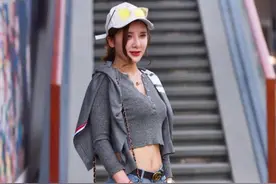 夏日穿牛仔裤太热？那就试试时尚的破洞牛仔裤，清爽个性又显身材图片