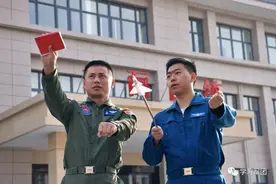 我军首批歼-10飞行学员展翅蓝天图片