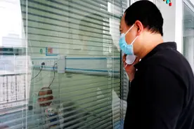 湖北4岁女孩生病致脸部毁容，需“割肉”治疗，爸爸门外放声大哭图片