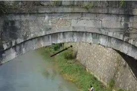 新民桥下挂着一把古剑，有何用处？曾有两小偷欲偷剑，自食其果图片