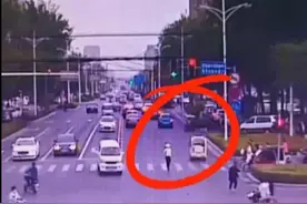 三轮车撞车逃逸200米被交警拦截：没想到交警是位资深马拉松爱好者图片