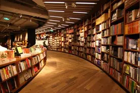 “我抽你信不信”孩子大骂书店服务员惹众怒，妈妈：他还是个孩子图片