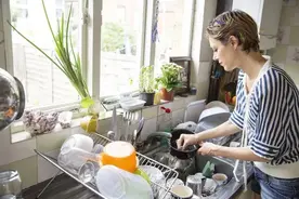 碗筷沥水还放水槽？搭配吊柜，设计师没说的妙招，太好用图片