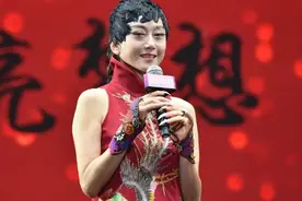 62岁杨丽萍不服老“羽毛”发型配长袍走民族风 鱼尾纹好明显图片