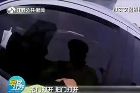 绿灯亮起几十秒车却不动！幸好交警上前查看图片