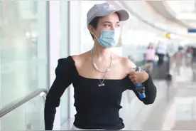 卢靖姗穿露肩上衣搭白裤，肩壮腿粗的，秀不成性感反倒很“man”图片