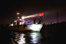 女子跳下南宁邕江大桥，他开着冲锋舟及时赶到救人图片